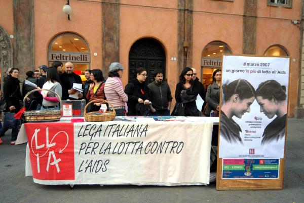 Bologna 2007: Distribuzione in piazza di femidom