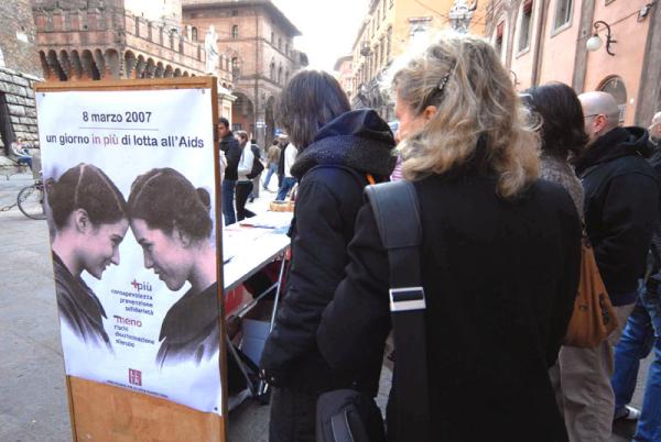 Bologna 2007: Distribuzione in piazza di femidom